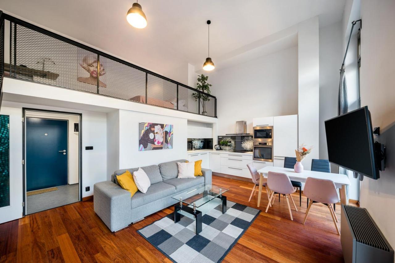 Duplex Apartment With 3 Bedrooms プラハ エクステリア 写真