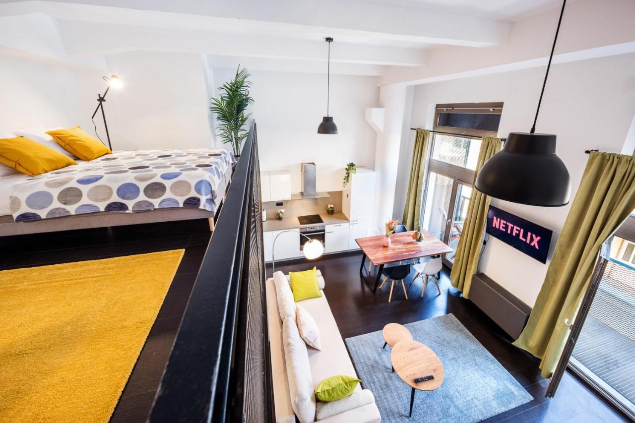 Duplex Apartment With 3 Bedrooms プラハ エクステリア 写真
