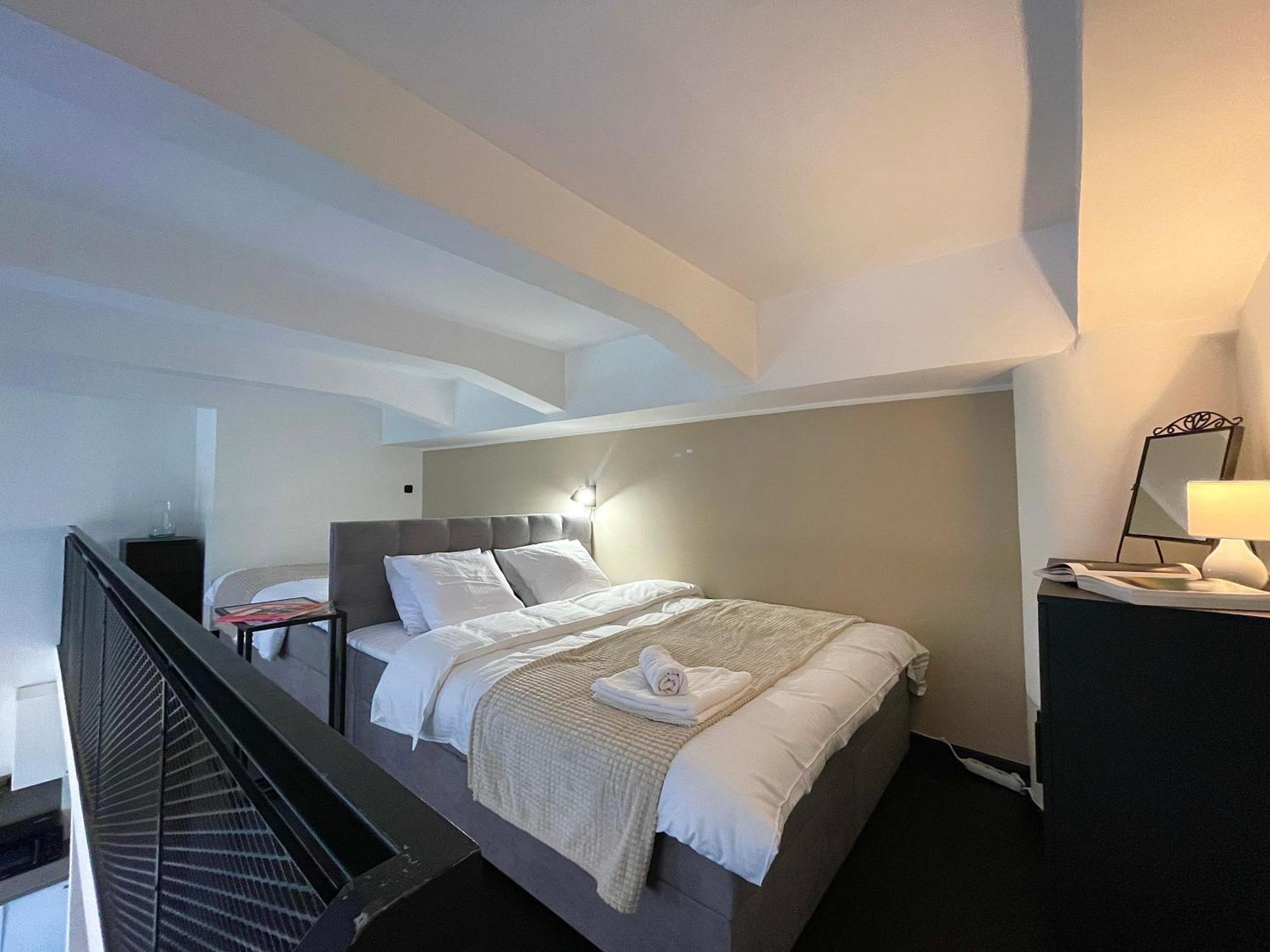 Duplex Apartment With 3 Bedrooms プラハ エクステリア 写真