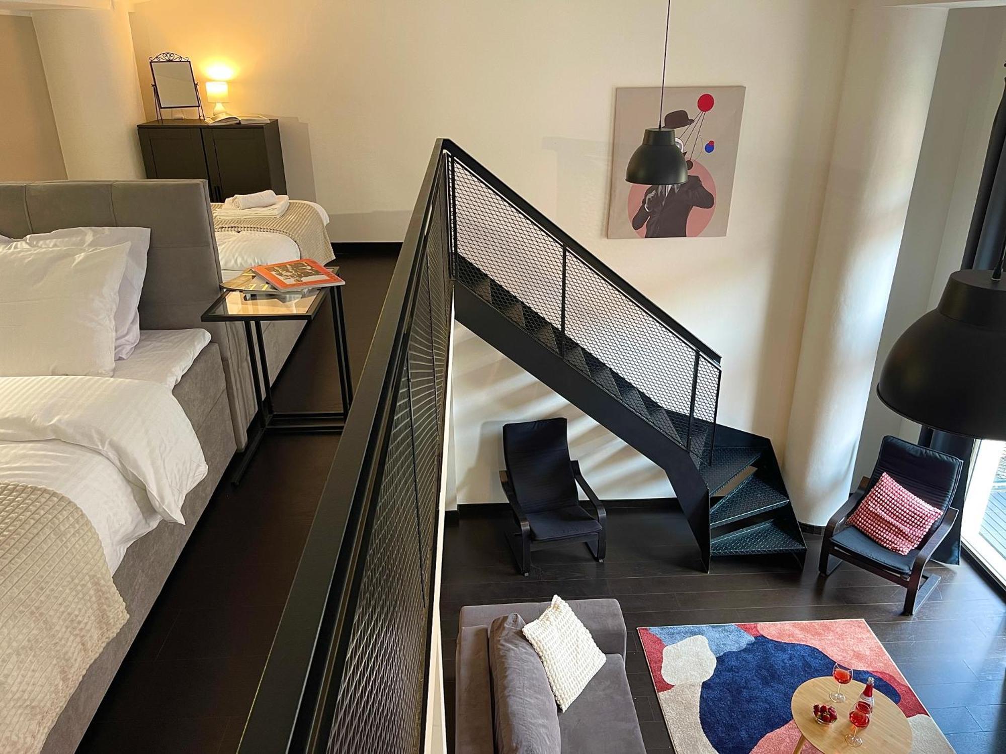Duplex Apartment With 3 Bedrooms プラハ エクステリア 写真